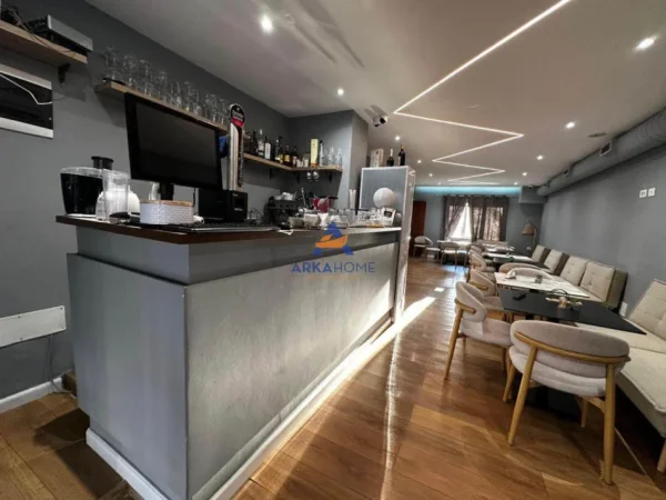 Tirane, shitet ambjent biznesi Kati 3, 105 m² 