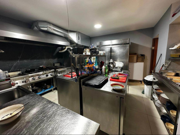 Tirane, shitet ambjent biznesi Kati 3, 105 m² 