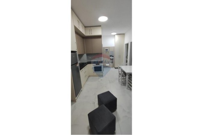 Tirane, jepet me qera apartament 1+1+Ballkon Kati 1, 75 m² 400 € (Fresku)