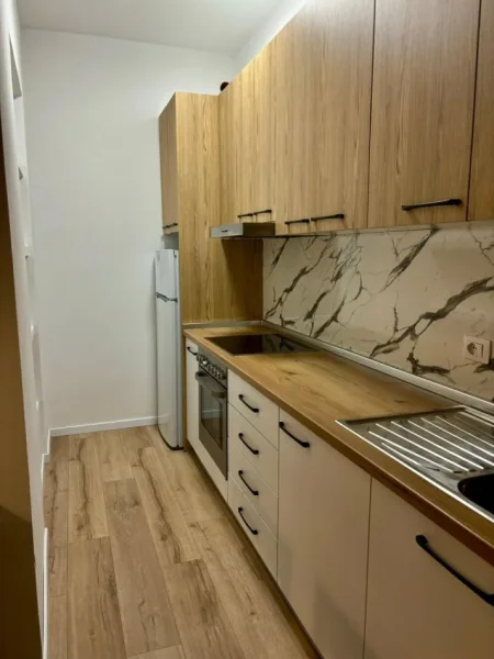 Durres, jepet me qera apartament 3+1+Aneks+Ballkon Kati 4, 600 € (Pista e Vogel Iliria, pas Vila Lule , Durres)