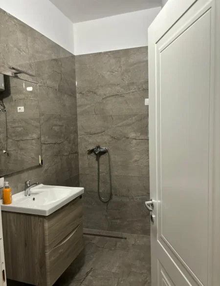 Durres, jepet me qera apartament 3+1+Aneks+Ballkon Kati 4, 600 € (Pista e Vogel Iliria, pas Vila Lule , Durres)