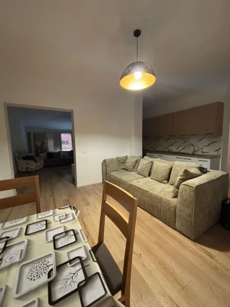 Durres, jepet me qera apartament 3+1+Aneks+Ballkon Kati 4, 600 € (Pista e Vogel Iliria, pas Vila Lule , Durres)