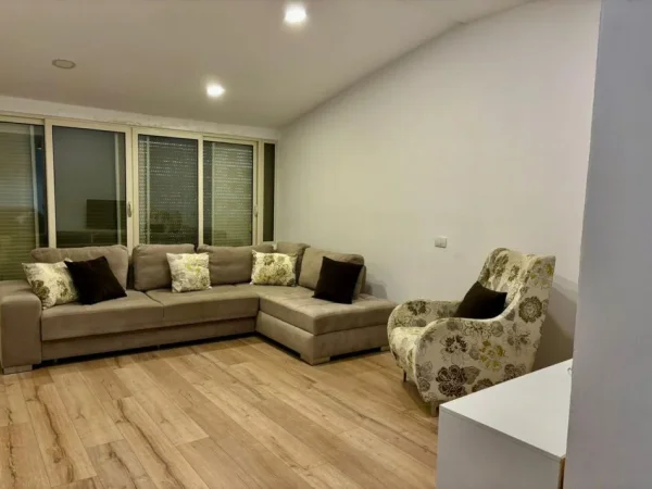 Durres, jepet me qera apartament 3+1+Aneks+Ballkon Kati 4, 600 € (Pista e Vogel Iliria, pas Vila Lule , Durres)