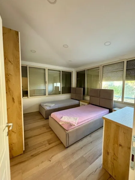 Durres, jepet me qera apartament 3+1+Aneks+Ballkon Kati 4, 600 € (Pista e Vogel Iliria, pas Vila Lule , Durres)