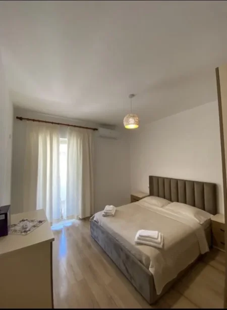 Durres, jepet me qera apartament 3+1+Aneks+Ballkon Kati 4, 600 € (Pista e Vogel Iliria, pas Vila Lule , Durres)