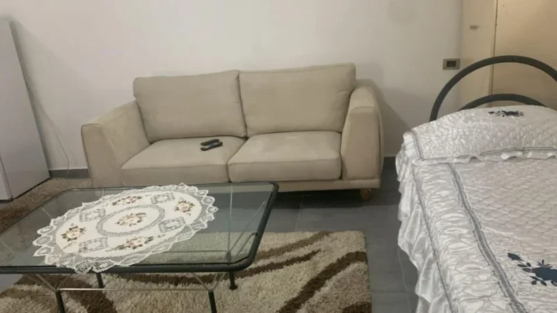 Tirane, jepet me qera garsonier 1+1 Kati 1, 36 m² (Perball Maternitetit te ri,Brryli)