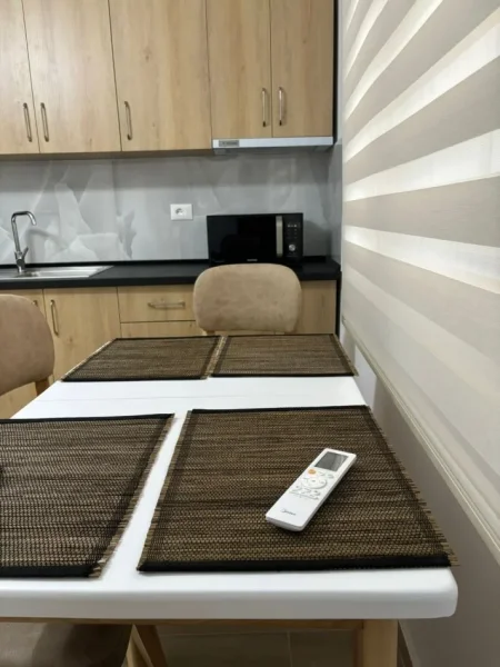 Tirane, jepet me qera apartament 1+1 Kati 1,