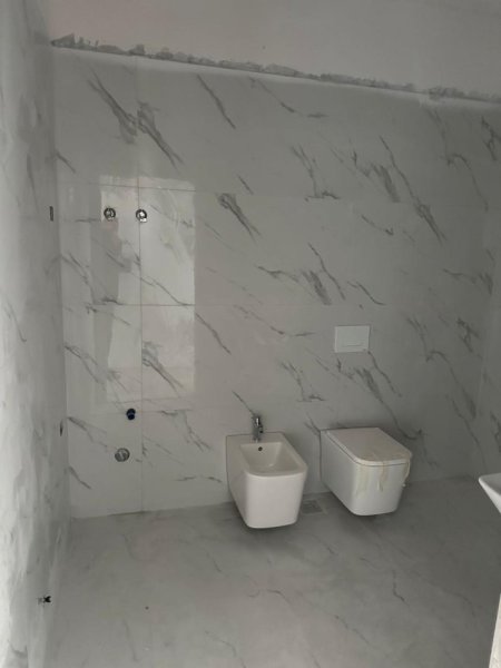 Tirane, jepet me qera ambjent biznesi Kati 0, 98 m² 500 € (Kamez)