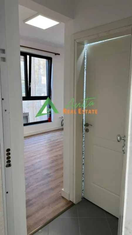 Tirane, jepet me qera zyre Kati 3, 20 m² 400 € (Rruga e Elbasanit)