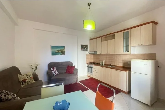 Vlore - Lungomare, jepet me qera apartament 1+1 Kati 3, 65 m² 300 € (Lungomare, Vlore)