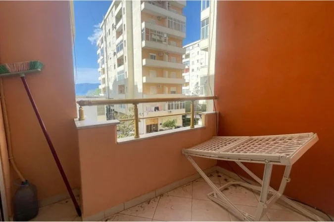 Vlore - Lungomare, jepet me qera apartament 1+1 Kati 3, 65 m² 300 € (Lungomare, Vlore)