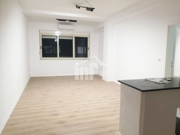 Tirane, jepet me qera zyre Kati 3, 76 m² 900 € (RRUGA "BRIGADA VIII", NË QENDER TË ISH BLLOKUT)