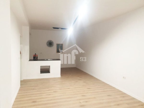 Tirane, jepet me qera zyre Kati 3, 76 m² 900 € (RRUGA "BRIGADA VIII", NË QENDER TË ISH BLLOKUT)