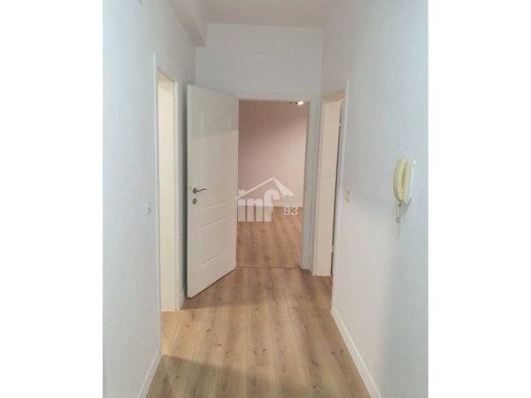 Tirane, jepet me qera zyre Kati 3, 76 m² 900 € (RRUGA "BRIGADA VIII", NË QENDER TË ISH BLLOKUT)