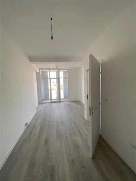 Tirane, jepet me qera zyre Kati 6, 70 m² 700 € (KOMUNA E PARISIT)