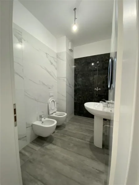 Tirane, jepet me qera zyre Kati 6, 70 m² 700 € (KOMUNA E PARISIT)
