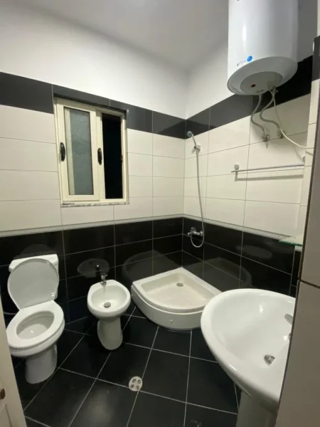 Tirane, jepet me qera apartament 1+1 Kati 3, 65 m² 400 € (Laprake)