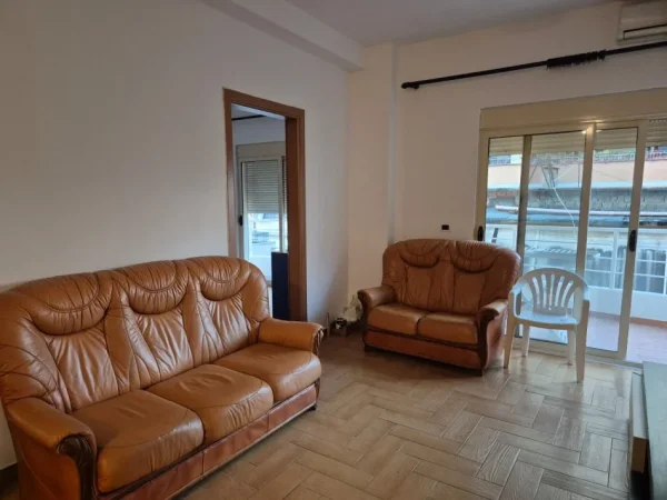 Tirane, jepet me qera apartament 2+1 Kati 2, 90 m² 650 € (rruga kavajes)