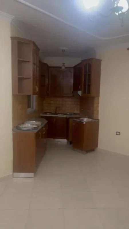 Tirane, jepet me qera apartament 2+1 Kati 1, 350 € 