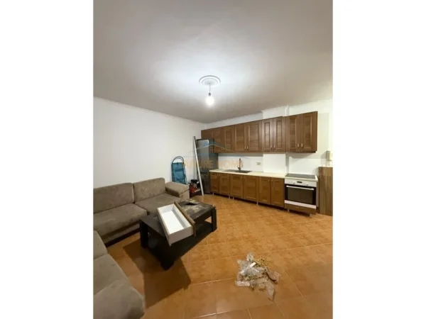 Tirane, jepet me qera apartament 1+1 Kati 6, 68 m² 400 € (KOMBINAT)