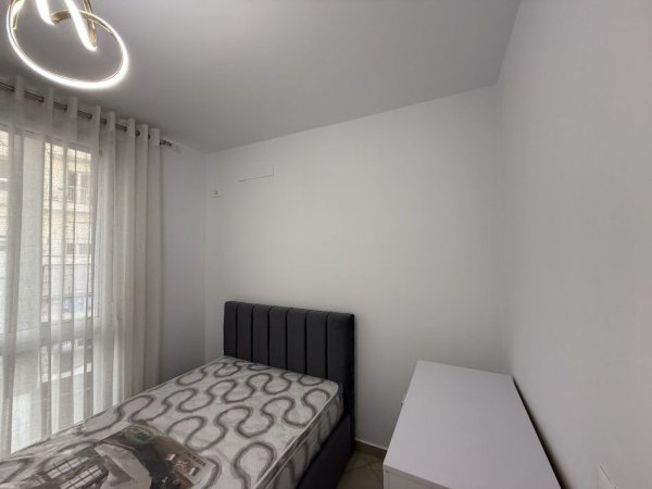 Tirane, jepet me qera apartament 2+1+Ballkon Kati 4, 85 m² 1.000 € (RRUGA E BARRIKADAVE)