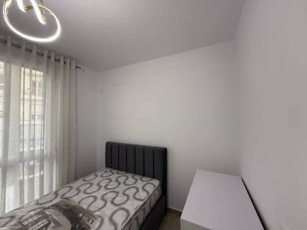 Tirane, jepet me qera apartament 2+1+Ballkon Kati 4, 85 m² 1.000 € (RRUGA E BARRIKADAVE)