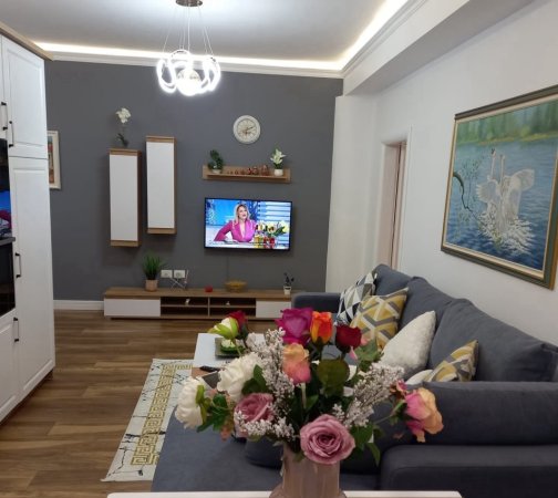 Tirane, jepet me qera apartament 1+1+Ballkon Kati 4, 70 m² 750 € (BLLOK)