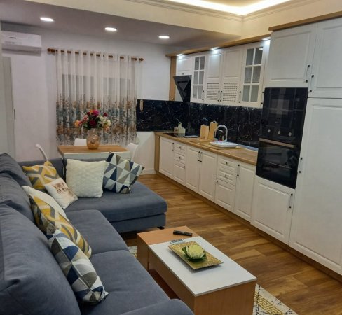 Tirane, jepet me qera apartament 1+1+Ballkon Kati 4, 70 m² 750 € (BLLOK)