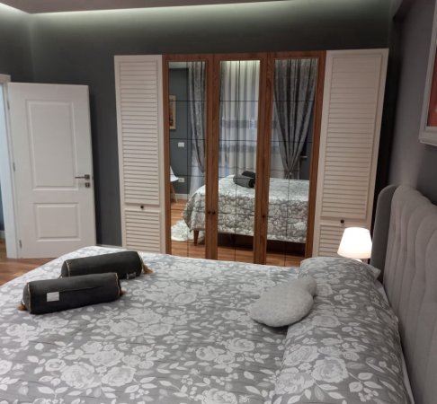 Tirane, jepet me qera apartament 1+1+Ballkon Kati 4, 70 m² 750 € (BLLOK)