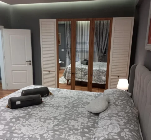 Tirane, jepet me qera apartament 1+1+Ballkon Kati 4, 70 m² 750 € (BLLOK)
