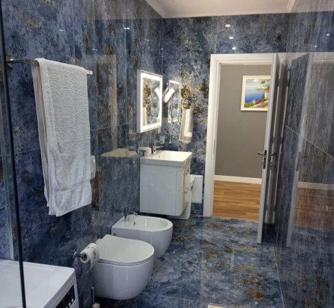 Tirane, jepet me qera apartament 1+1+Ballkon Kati 4, 70 m² 750 € (BLLOK)