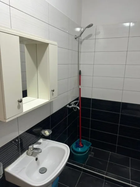 Tirane, jepet me qera apartament 1+1 Kati 4, 70 m² 500 € (Spitali amerikan 3)