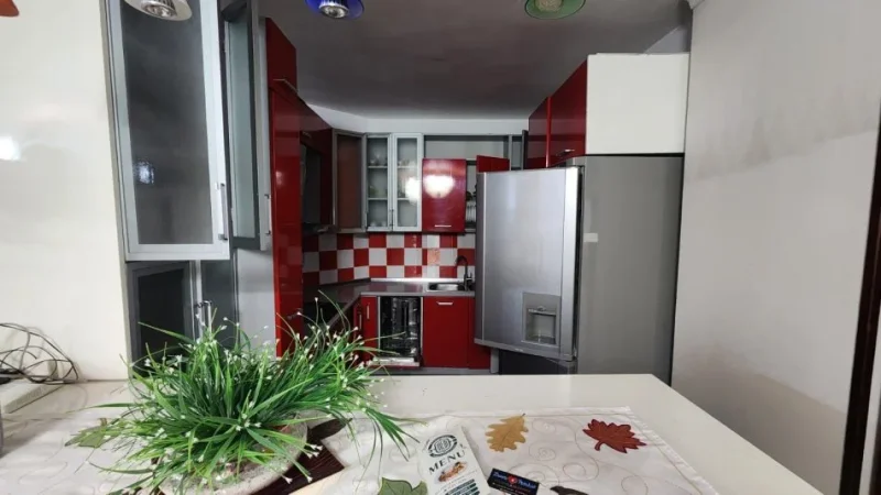 Tirane, jepet me qera apartament 3+1 Kati 6, 700 € 