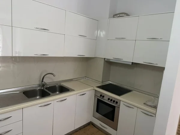 Tirane, jepet me qera apartament 1+1 Kati 4, 70 m² 500 € (Spitali amerikan 3)