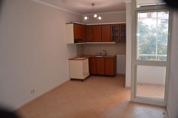 Tirane, jepet me qera apartament 1+1+Ballkon Kati 2, 56 m² 400 € (FRESKU)