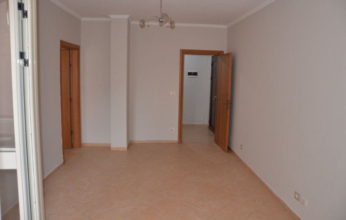 Tirane, jepet me qera apartament 1+1+Ballkon Kati 2, 56 m² 400 € (FRESKU)