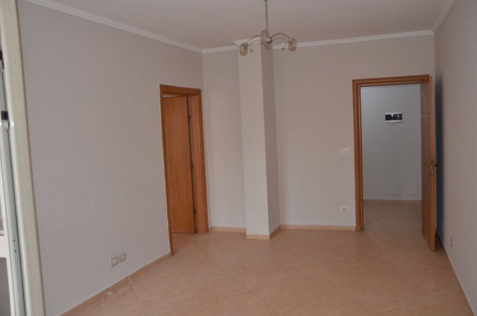Tirane, jepet me qera apartament 1+1+Ballkon Kati 2, 56 m² 400 € (FRESKU)