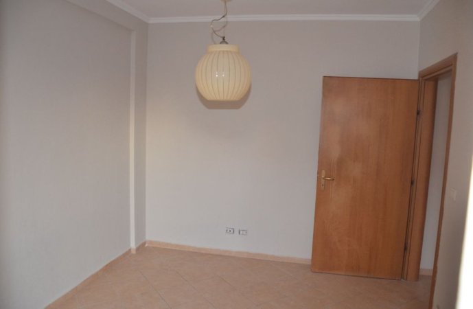 Tirane, jepet me qera apartament 1+1+Ballkon Kati 2, 56 m² 400 € (FRESKU)