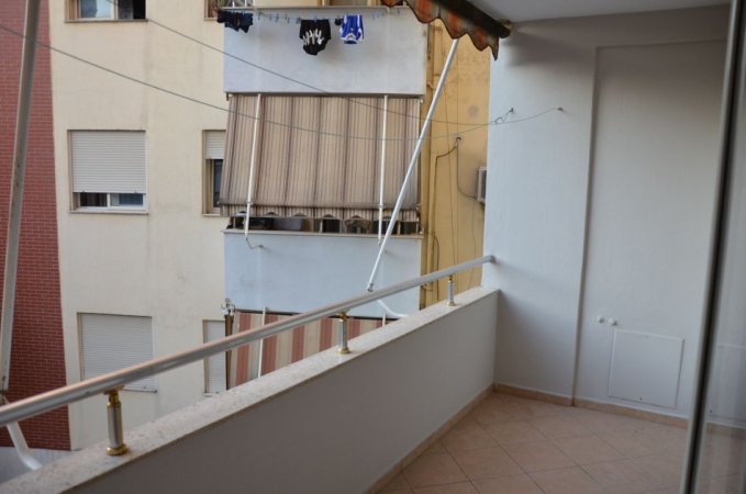 Tirane, jepet me qera apartament 1+1+Ballkon Kati 2, 56 m² 400 € (FRESKU)