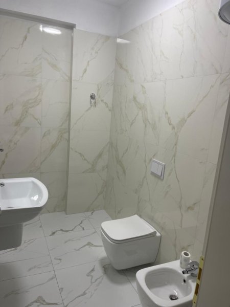 Tirane, jepet me qera apartament 1+1+Ballkon Kati 1, 60 m² 500 € (LIQENI THATE)