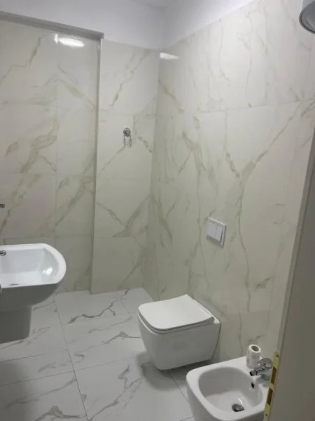 Tirane, jepet me qera apartament 1+1+Ballkon Kati 1, 60 m² 500 € (LIQENI THATE)