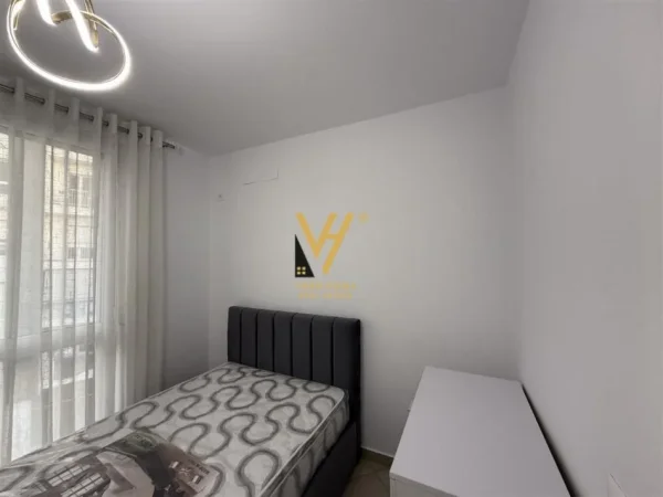 Tirane, jepet me qera apartament 2+1+Ballkon Kati 5, 85 m² 1.000 € (RRUGA E BARRIKADAVE)