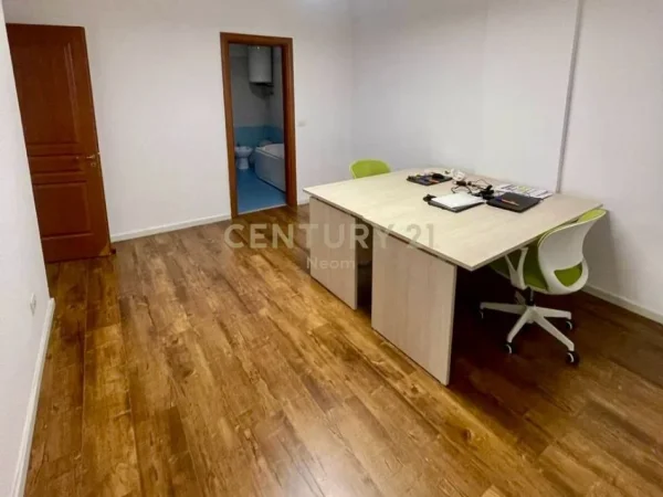 Tirane, jepet me qera zyre Kati 5, 125 m² 1.600 € (Neom128665)