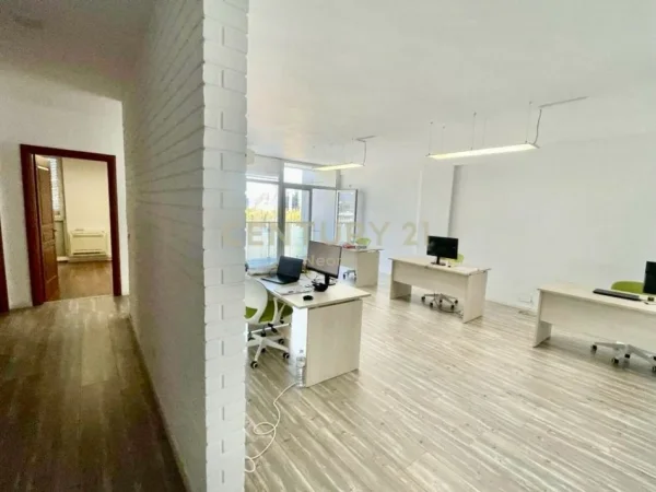 Tirane, jepet me qera zyre Kati 5, 125 m² 1.600 € (Neom128665)