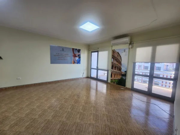Tirane, jepet me qera zyre Kati 6, 106 m² 800 € (Sheshi Karl Topia)