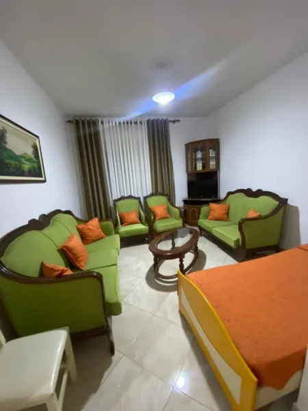 Tirane, jepet me qera apartament 1+1 Kati 3, 65 m² 400 € (Laprake)