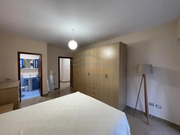 Tirane, jepet me qera apartament 2+1 Kati 4, 100 m² 800 € (LIQENI I THATE)