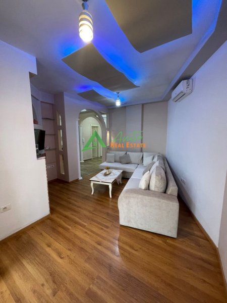 Tirane, jepet me qera apartament 1+1+Ballkon Kati 4, 74 m² 600 € (Afer Shkollese se Kuqe)