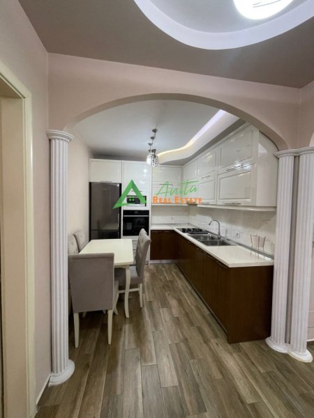 Tirane, jepet me qera apartament 1+1+Ballkon Kati 4, 74 m² 600 € (Afer Shkollese se Kuqe)