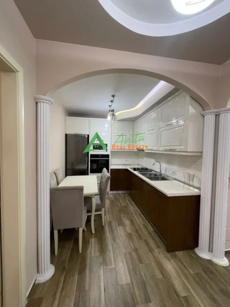 Tirane, jepet me qera apartament 1+1+Ballkon Kati 4, 74 m² 600 € (Afer Shkollese se Kuqe)